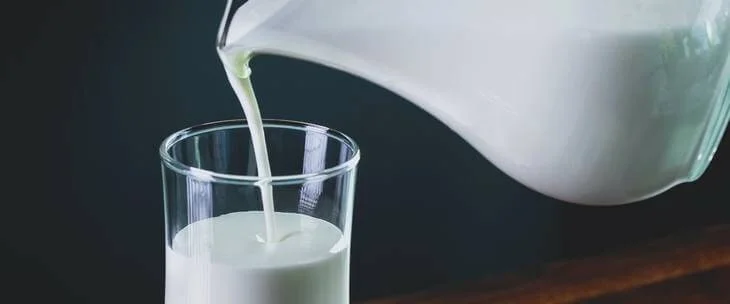 Proces sipanja jogurta iz bokala u čašu