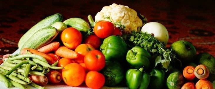 Različite vrste povrća na maloj gomili