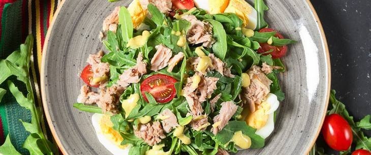 prikaz salate sa tunjevinom i povrćem