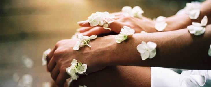 Ruke prekrivene belim cvećem