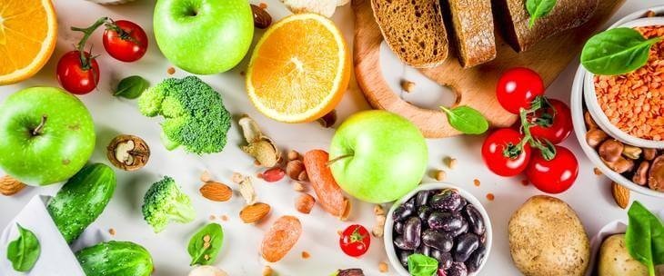 Žitarice i različito voće na stolu