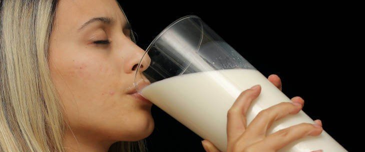 Žena koja pije čašu mleka bez laktoze