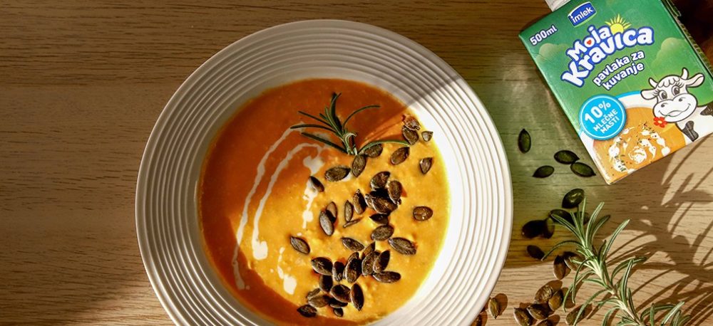 Potaž od bundeve posut semenkama bundeve.