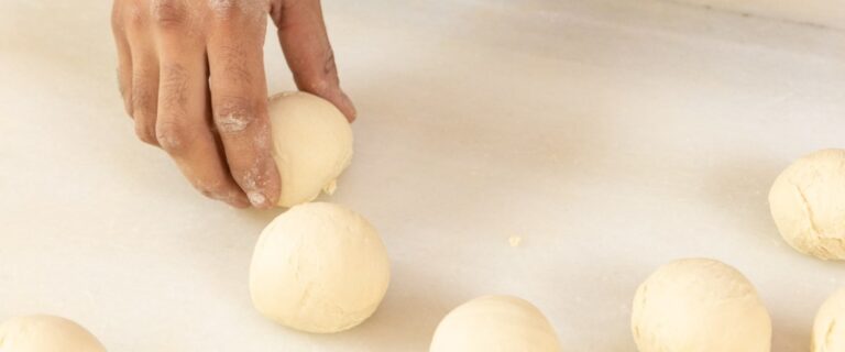 Priprema testa za domaću pogaču.