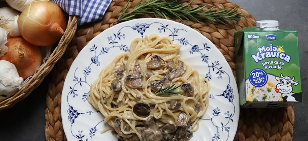 Pasta sa pečurkama u tanjiru.