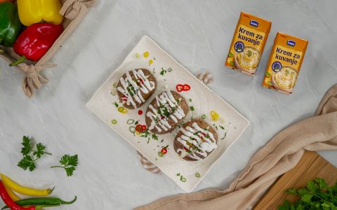 Pečeni krompir sa sosom.